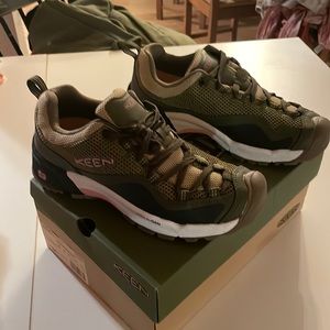 Brand new KEEN Women’s Olive Drab/Pink Icing shoe size 8